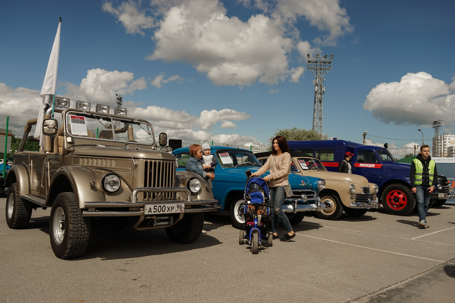 Музей автотехники УГМК принял участие в фестивале ретроавтомобилей