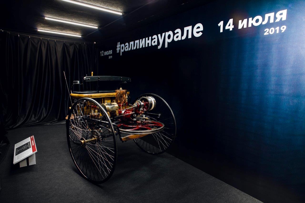 Точную копию первого в мире автомобиля припарковали в центре Екатеринбурга